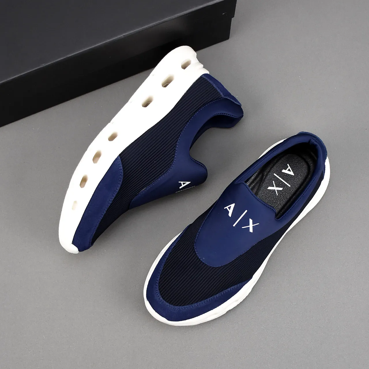 PP420🍒🍒🍒Armani's new 🆕low-top casual sneakers are made of breathable mesh and have brand signature details on the shoe collar to enhance style. Fashionable and versatile, it can complement any look. With a sophisticated design that is both dynamic and modern, this new must-have shoe adds a new dimension to Dior's legacy, displaying modern elegance. Men's shoes 38-44 45🉑️customized
